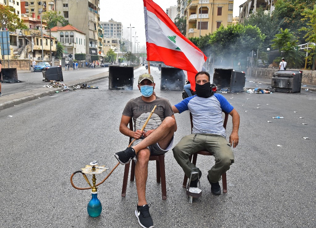 لبنانيان يتظاهران على طريقتهما