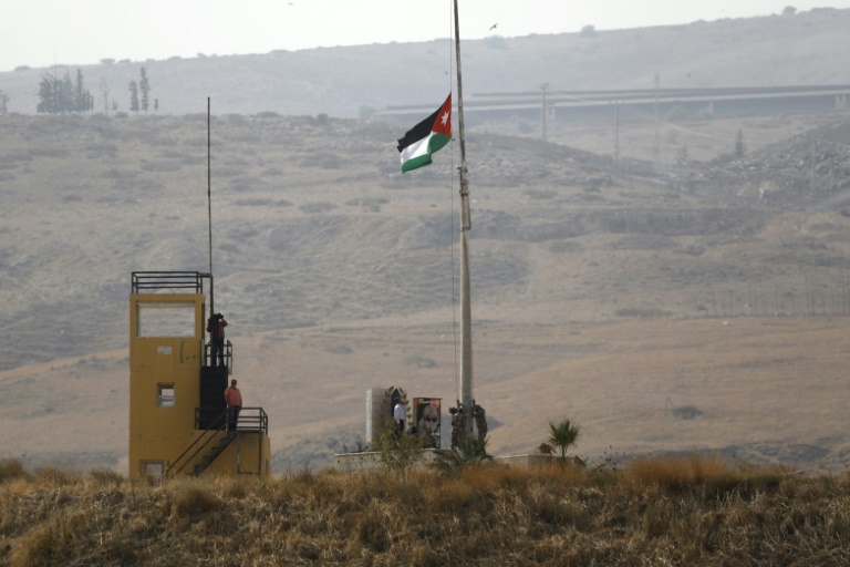 \صورة لجانب من أرض الباقورة التقطت من الجانب الاإسرائيلي ويظهر علم أردني على مقر عسكري حدودي في 22 تشرين الأول/أكتوبر 2018