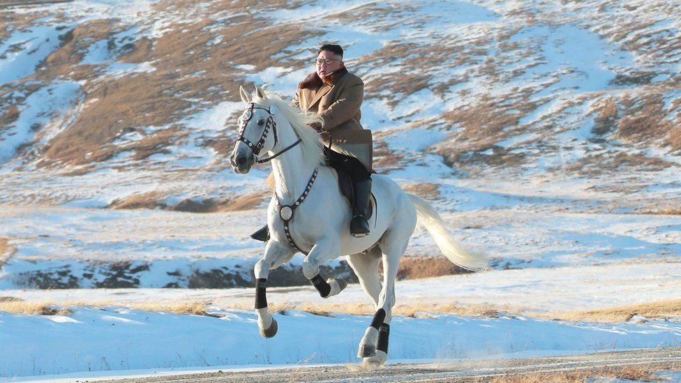 لماذا صعد زعيم كوريا الشمالية كيم جونغ أون الجبل المقدس ممتطيا صهوة جواد أبيض؟