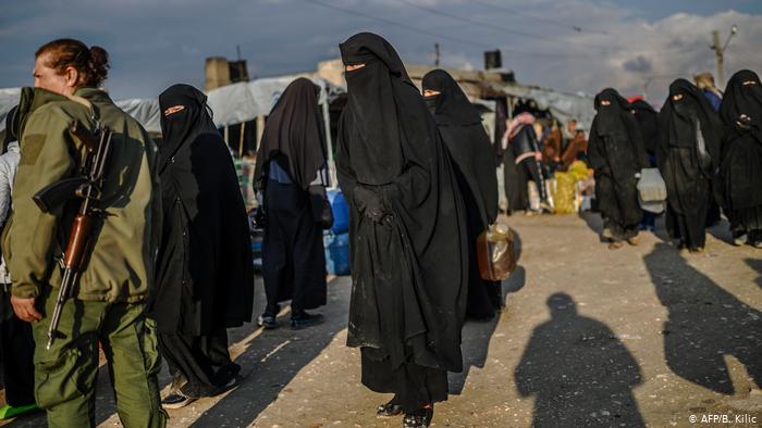 نساء مقاتلي داعش يطمحن للفرار من المخيمات