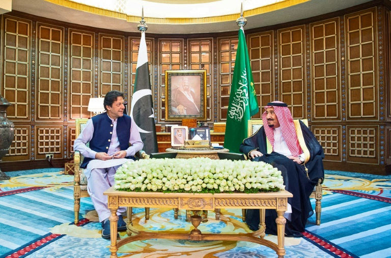 صورة وزّعها الديوان الملكي السعودي يظهر فيها الملك سلمان مستقبلاً رئيس الوزراء الباكستاني عمران خان في الرياض في 15 أكتوبر 2019.