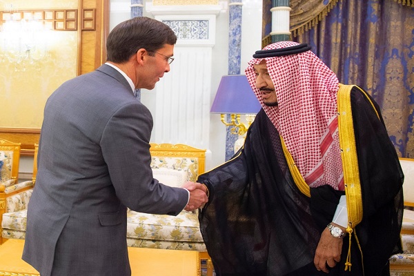 الملك سلمان بن عبد العزيز خلال استقباله وزير الدفاع الأميركي