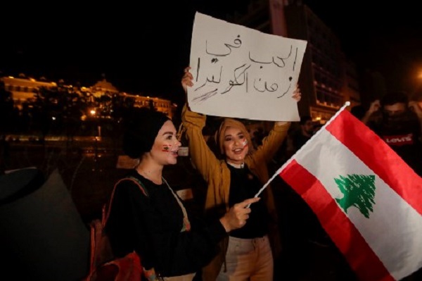 متظاهرتان في وسط بيروت
