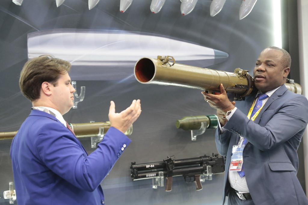 روسيا تعرض أسلحتها لاثارة اهتمام القارة الافريقية