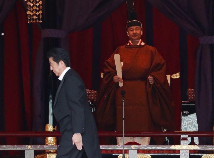 رئيس وزراء اليابان شينزو آبي يؤدي التحية للامبراطور الجديد لليابان ناروهيتو