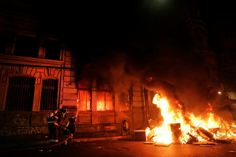 رئيس تشيلي يدعو أحزاب البلاد إلى اجتماع لبحث إنهاء الأزمة