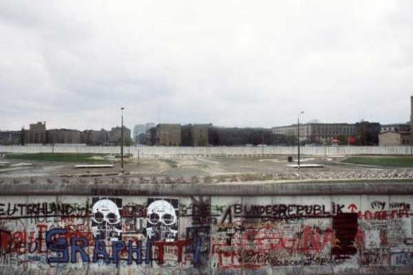 جدار برلين من الشطر الغربي للمدينة في إبريل 1984