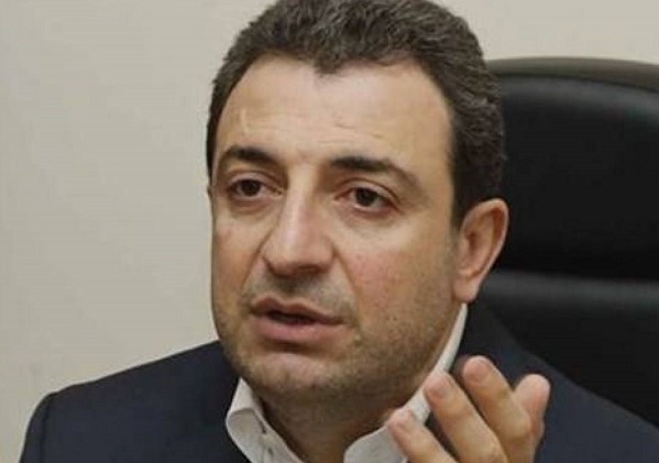 وزير الصناعة اللبناني يشيد بالتظاهرات في بلاده