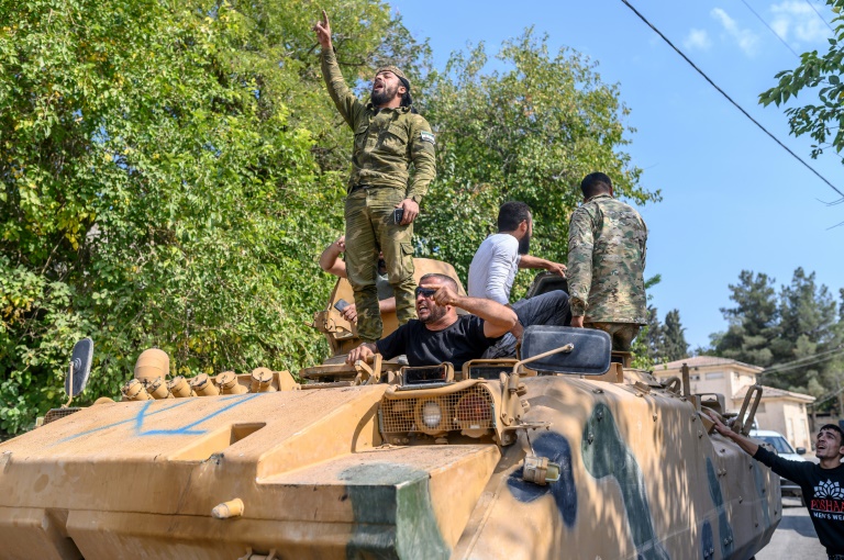 مقاتلون سوريون موالون لتركيا في تل أبيض في 18 أكتوبر 2019