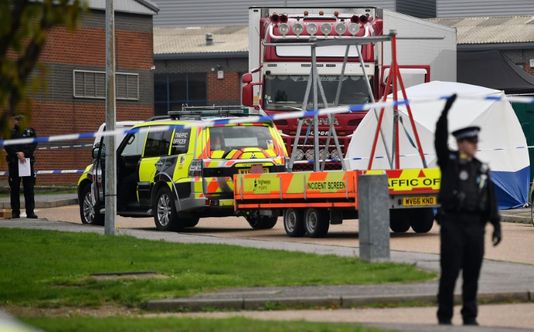 عناصر من الشرطة البريطانية يعملون بجانب شاحنة يعتقد أنها وصلت من بلغاريا عثر فيها على 39 جثة في غريز شرق لندن بتاريخ 23 تشرين الأول/أكتوبر 2019