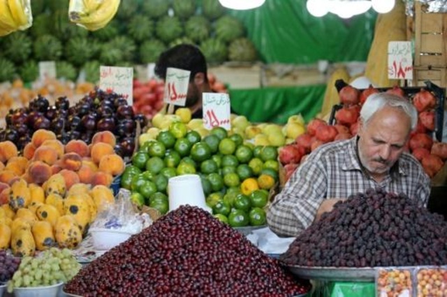 بائع فاكهة وخضار في أحد أسواق طهران في سبتمبر 2019