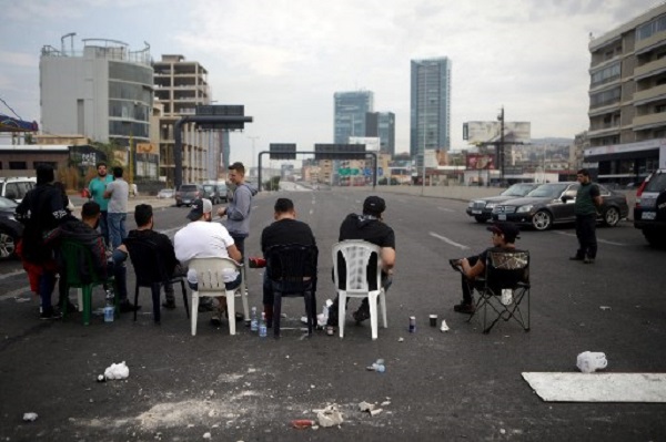 متظاهرون يقطعون إحدى الطرق المؤدية إلى بيروت
