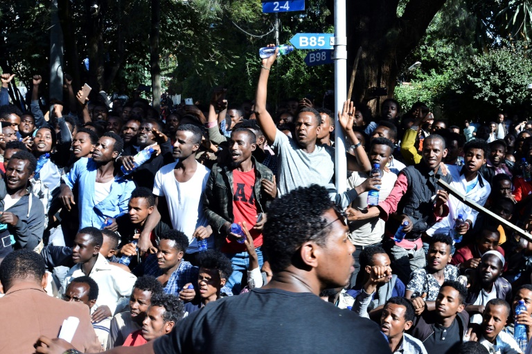 انصار للمعارض اللاثيوبي جوهر محمد أثناء تجمع حول مقر اقامته في اديس ابابا في 24 تشرين الاول/اكتوبر 2019.