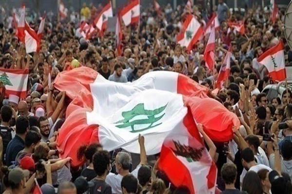 المتظاهرون يرفعون العلم اللبناني