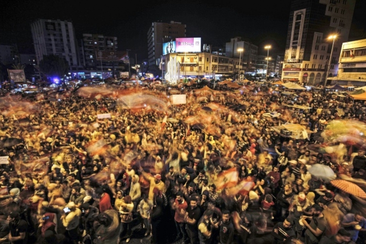 المتظاهرون المناهضون للسلطة في لبنان في ساحة النور في مدينة طرابلس في الرابع والعشرين من أكتوبر 2019