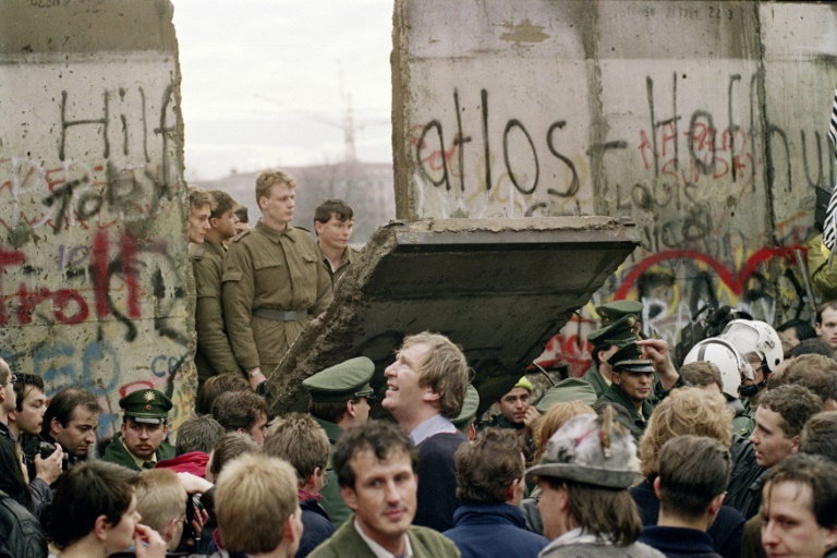 حشود في برلين الغربية تراقب سكان برلين الشرقية وهم يهدمون جزءا من الجدار في 11 نوفمبر 1989
