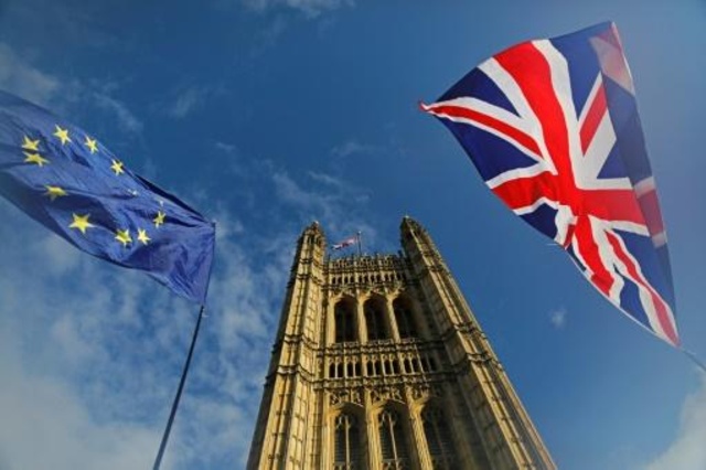 العلمان الأوروبي والبريطاني فوق قصر ويستمينستر في لندن في 17 اكتوبر 2019
