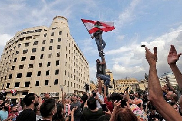 صورة من التظاهرات في لبنان