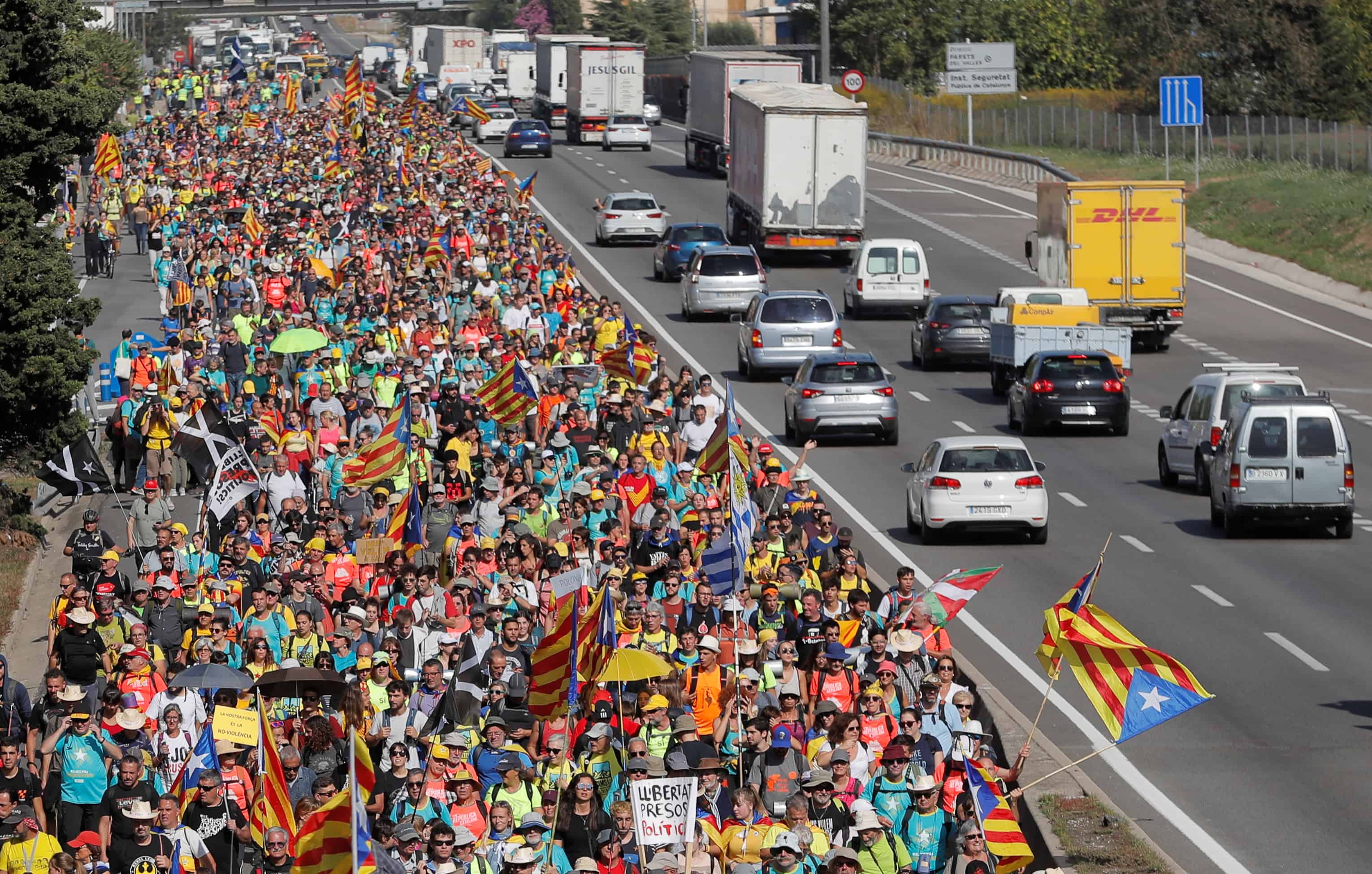 مسيرات مؤيدة ومعارضة للانفصال في برشلونة بعد اعمال العنف