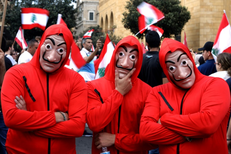 شبان يرتدون أقنعة يشاركون في 20 أكتوبر 2019 في التظاهرات في وسط بيروت
