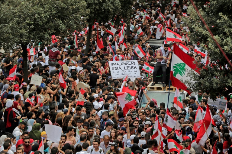 متظاهرون لبنانيون في وسط بيروت في 20 تشرين الأول/أكتوبر 2019