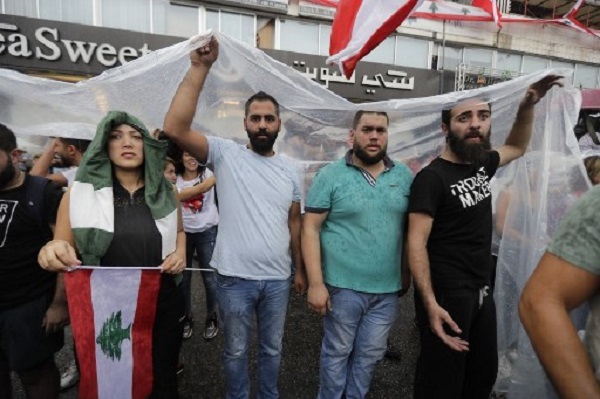 متظاهرون لبنانيون تحت المطر