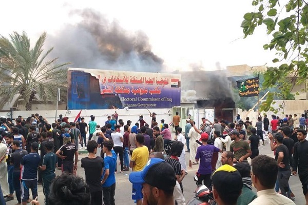 حرق مبنى مفوضية الانتخابات العراقية بمحافظة ذي قار الجنوبية
