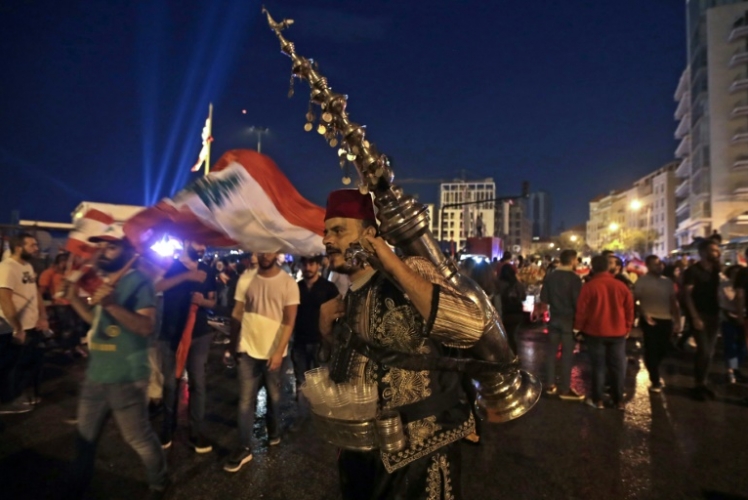 لبناني يبيع مرطبات خلال التظاهرات الاحتجاجية ضد السلطة في بيروت