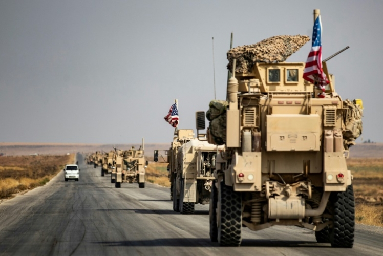 آليات عسكرية أميركية على الطريق في تل تمر في شمال شرق سوريا بعد انسحابها من قاعدة في محيط كوباني