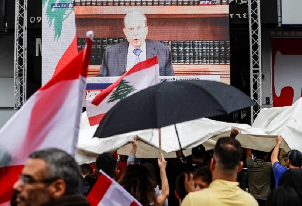 اللبنانيون تابعوا كلمة عون في الساحات