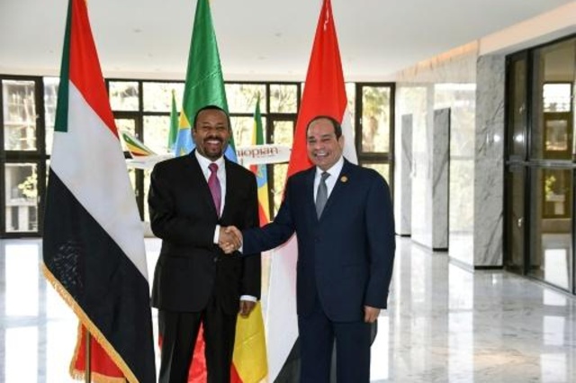 السيسي يصافح رئيس الوزراء الإثيوبي خلال قمة بين قادة مصر واثيوبيا والسودان في اديس ابابا