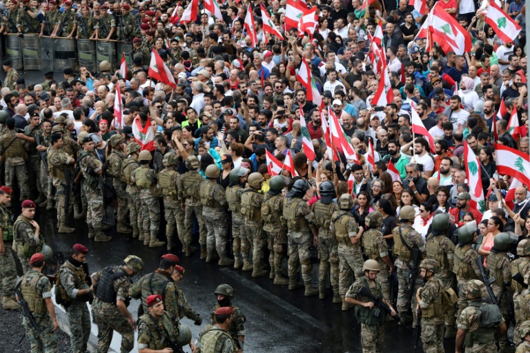 متظاهرون في جل الديب بشمال بيروت بمواجهة الجيش اللبناني في 23 أكتوبر 2019