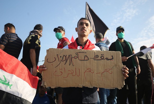 متظاهرون عراقيون يحملون شعار يسقط حكم الاحزاب