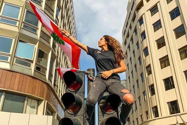 المرأة اللبنانية تتقدم الصفوف في التظاهرات