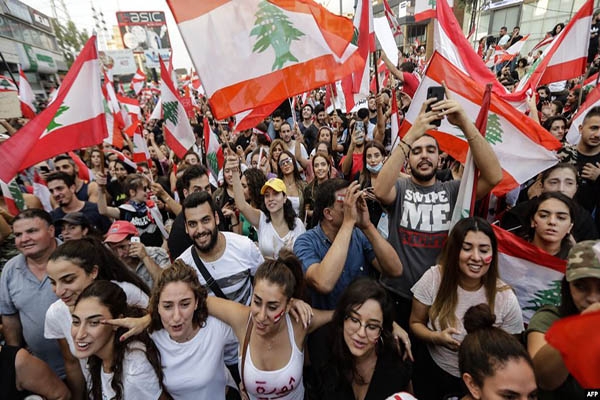 إنعدام ثقة كليّ بين المتظاهرين في لبنان والحكومة