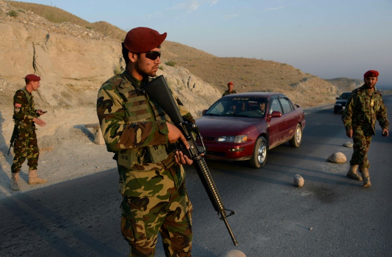 عناصر من الجيش الأفغاني يقومون بدورية على مشارف جلال أباد في 15 تموز/يوليو 2015