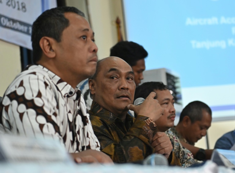 رئيس اللجنة الوطنية لسلامة النقل في إندونيسيا سورجانتو جاهجونو (الثاني من اليسار) في جاكرتا في 25 تشرين الأول/اكتوبر 2019