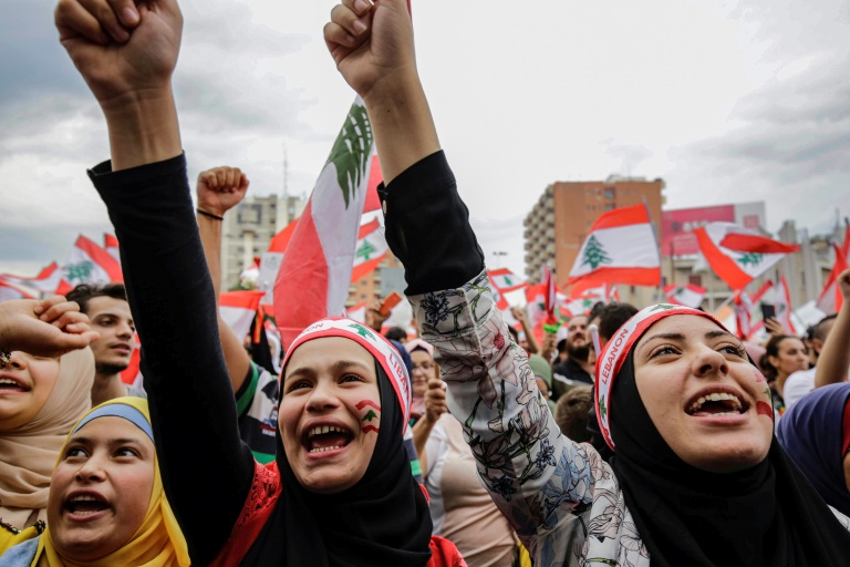 نساء خلال تظاهرة في مدينة طرابلس في شمال لبنان في 23 أكتوبر 2019