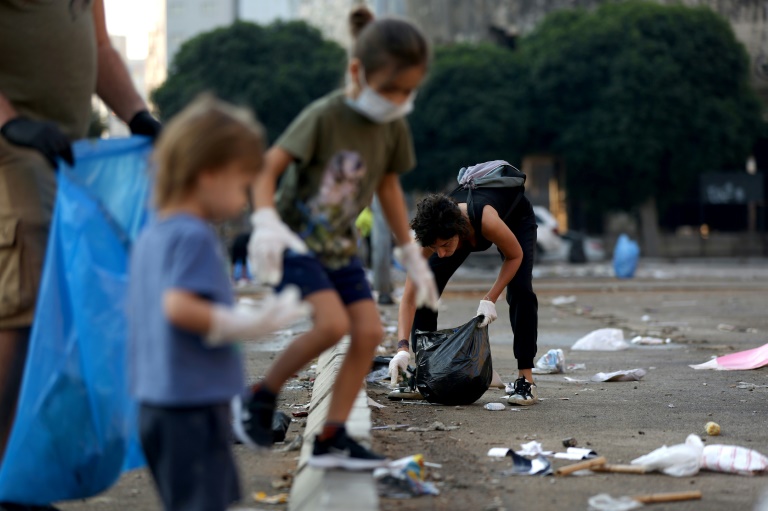 صغار وكبار أثناء تطوعهم لجمع القمامة من شوارع بيروت في 21 أكتوبر 2019