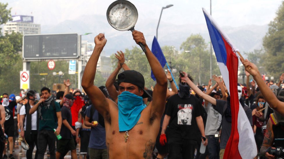 مظاهرات تشيلي: الرئيس بينيرا يعتذر عن 