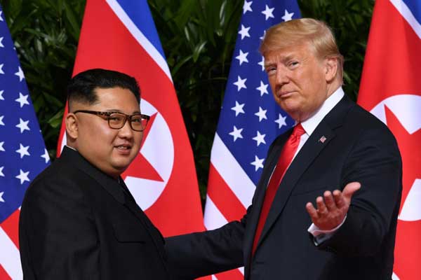  الرئيس الأميركي دونالد ترمب والزعيم الكوري الشمالي كيم جونغ أون في قمة سنغافورة في 12 يونيو 2018