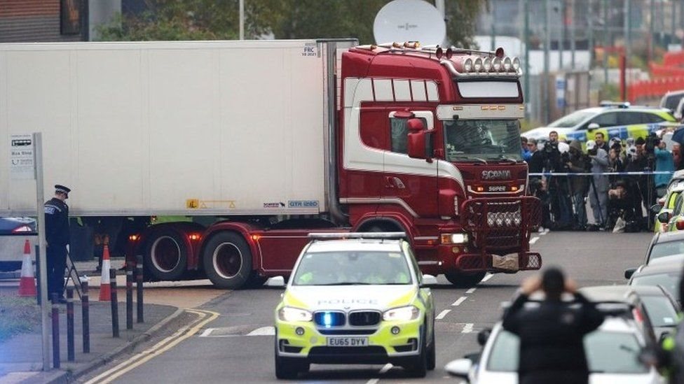 شاحنة الموت في بريطانيا: الشرطة تعتقل اثنين على صلة بقضية العثور على 39 جثة في شاحنة