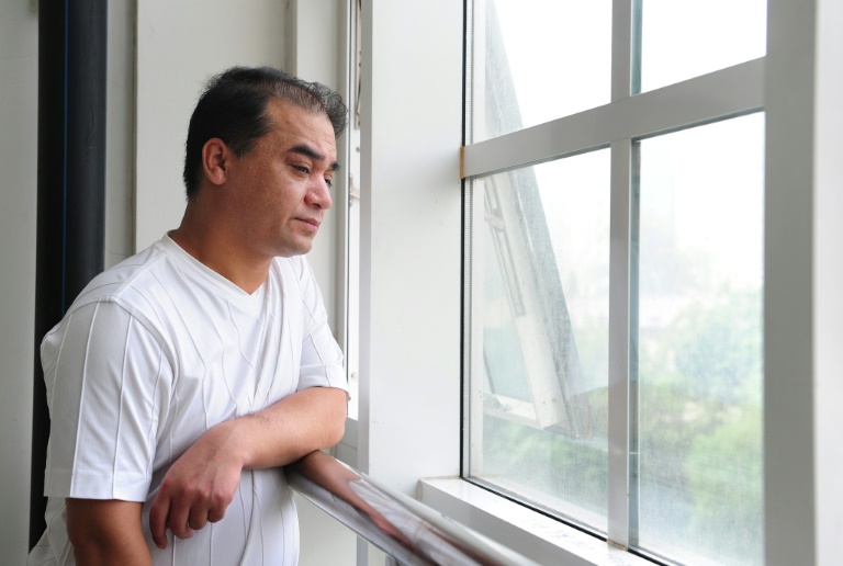 المثقف الأويغوري إلهام توهتي في 12 يونيو 2010 امام نافذة قاعة دراسة في بكين