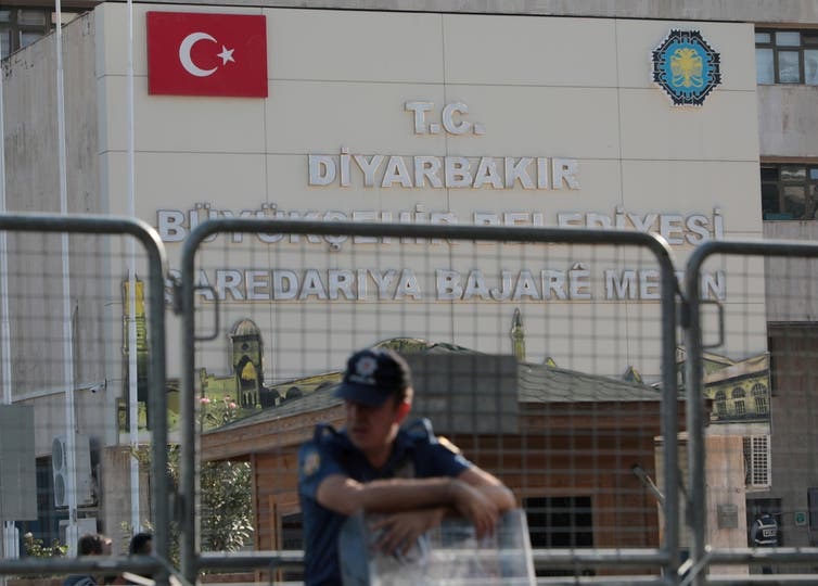 تركيا تعتقل ثلاثة رؤساء بلديات من حزب مؤيد للأكراد