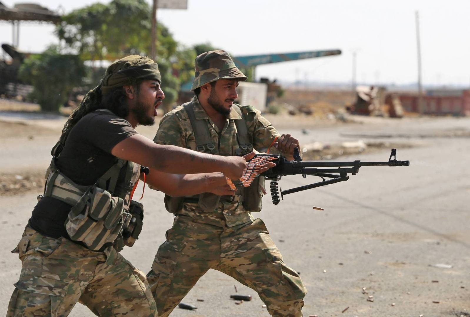 مقاتلان من القوات السورية المدعومة من تركيا خلال المعارك في رأس العين