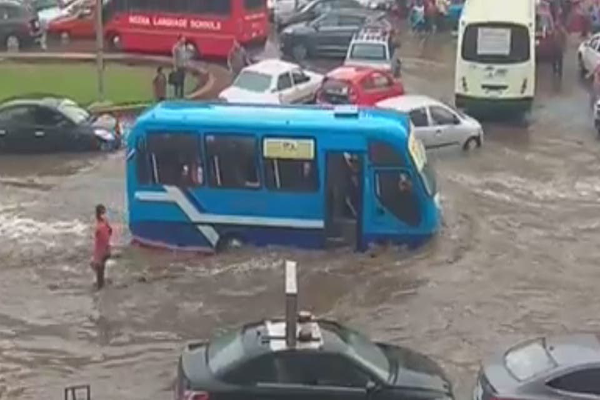 شوارع القاهرة غرقت في مياه الإمطار