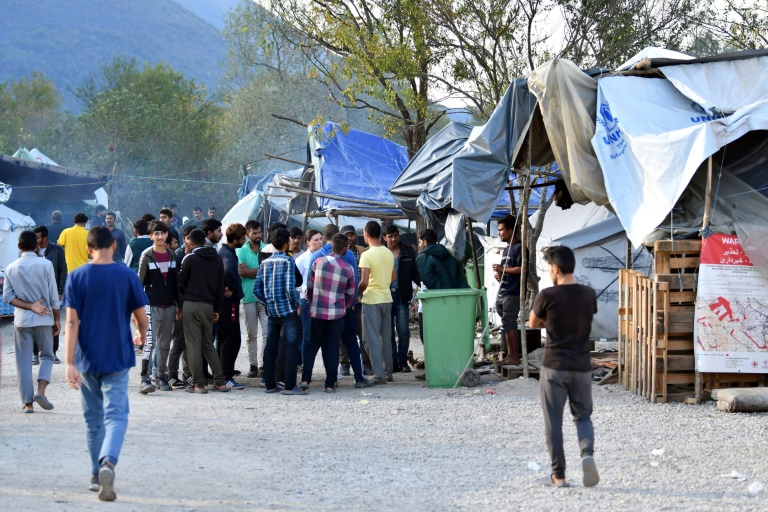 مهاجرون يقيمون في مخيم في البوسنة يفتقر الى أبسط الخدمات