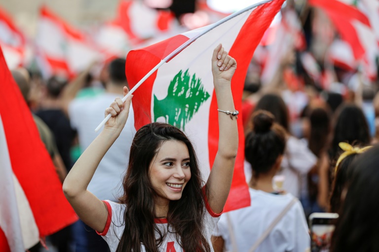 متظاهرة لبنانية في بلدة ذوق مصبح شمال بيروت في 22 أكتوبر 2019