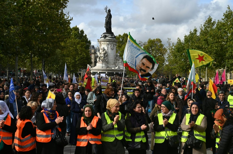 متظاهرون أكراد يعربون عن تأييدهم لوحدات حماية الشعب الكردية في مواجهة الهجوم الذي تشنّه تركيا على مواقعهم في شمال شرق سوريا خلال تظاهرة في ساحة الجمهورية في باريس في 19 ت1/أكتوبر 2019.