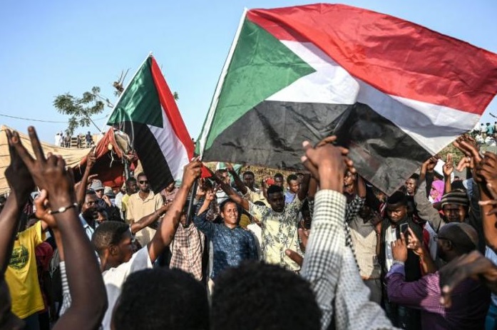 سودانيون يخرجون في مسيرات للمطالبة بحل حزب البشير